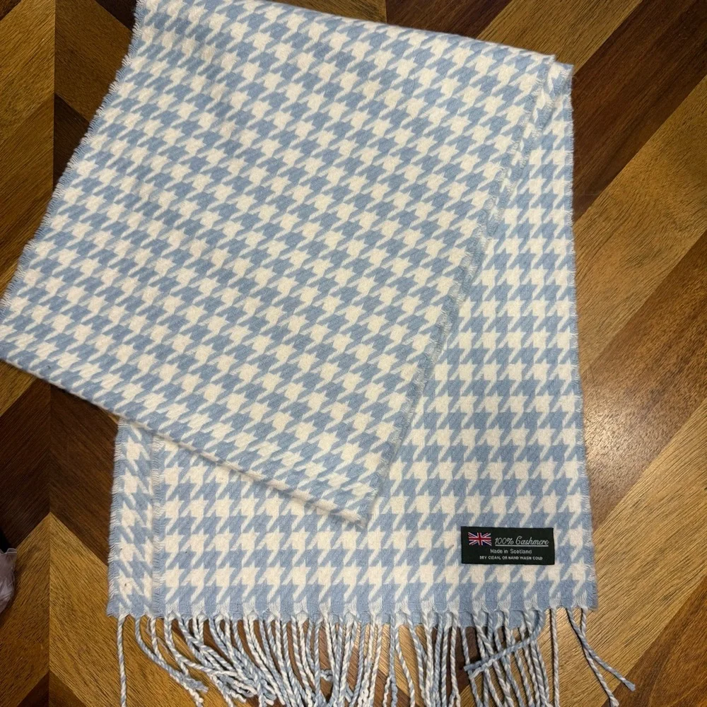 100% Cashmere made in Scotland Elegant Blue and White Houndstooth Scarf